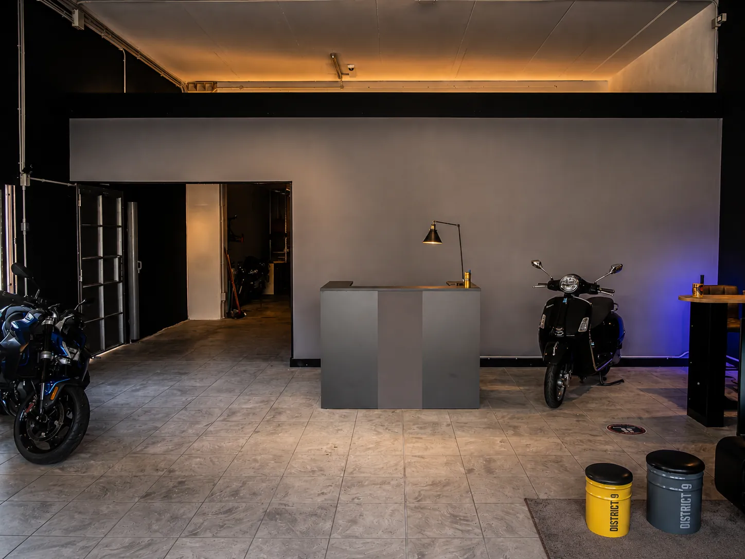 Il banco accoglienza separa l'ingresso dall'area operativa dell'officina