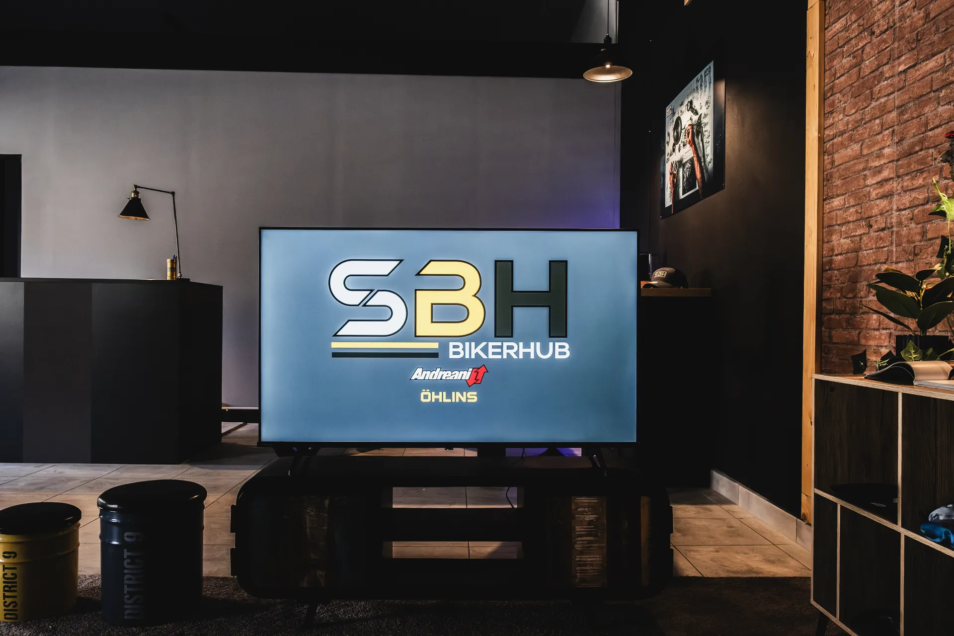 TV e zona relax nella nuova area accoglienza SBH BikerHub