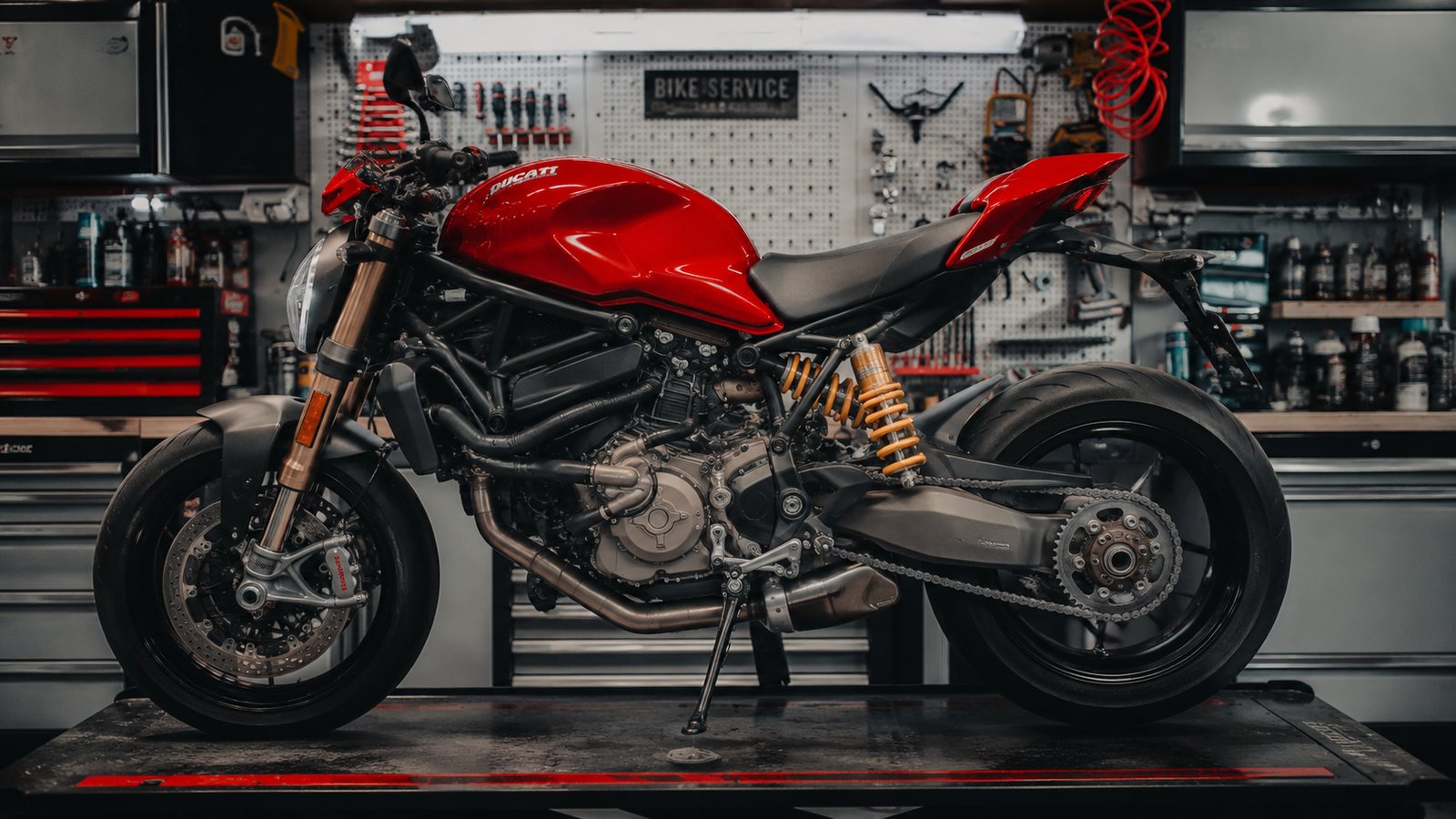 Ducati in officina per taratura sospensioni Andreani