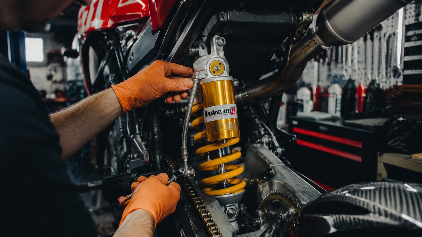 Installazione mono Andreani su moto in officina SBH BikerHub
