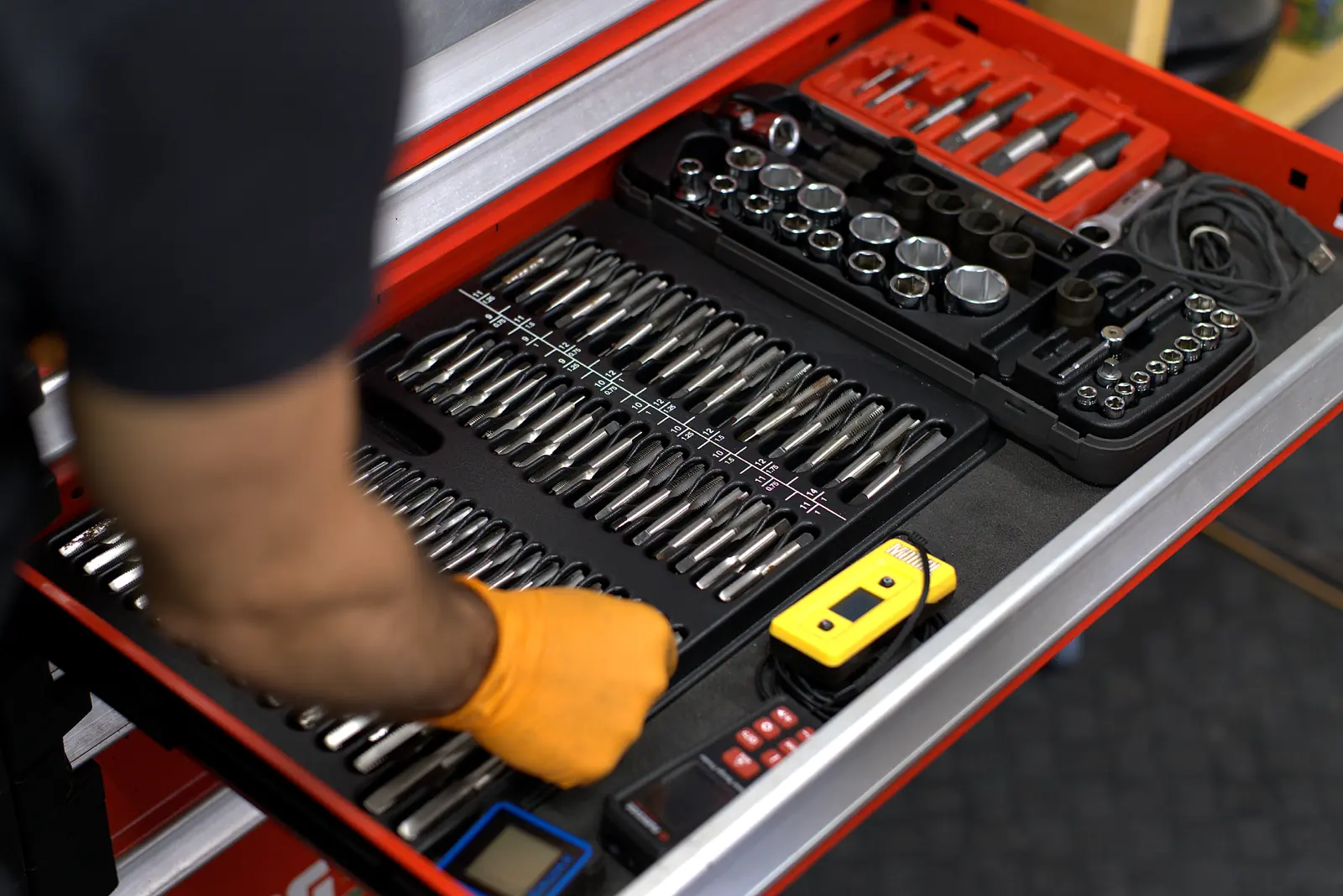 Kit bussole e inserti tecnici in un cassetto officina