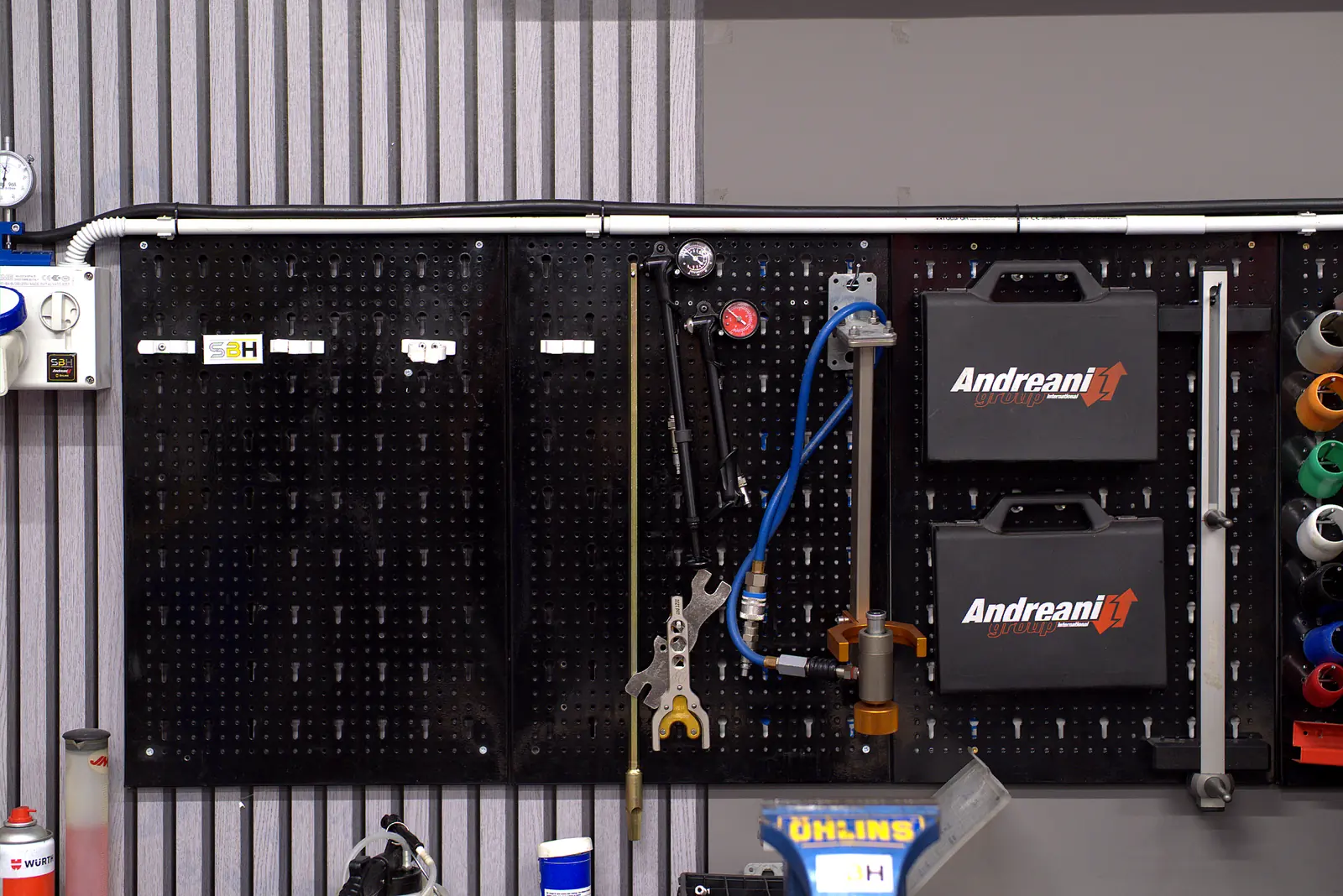 Banco sospensioni con attrezzatura Andreani e Ohlins in officina SBH