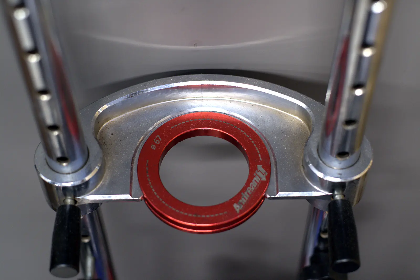 Supporto tecnico per monoammortizzatore durante la lavorazione