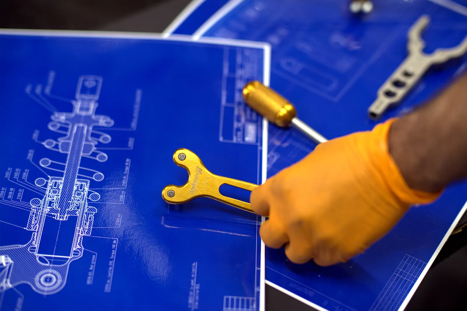 Lamelle e componenti sospensione appoggiati su schema tecnico