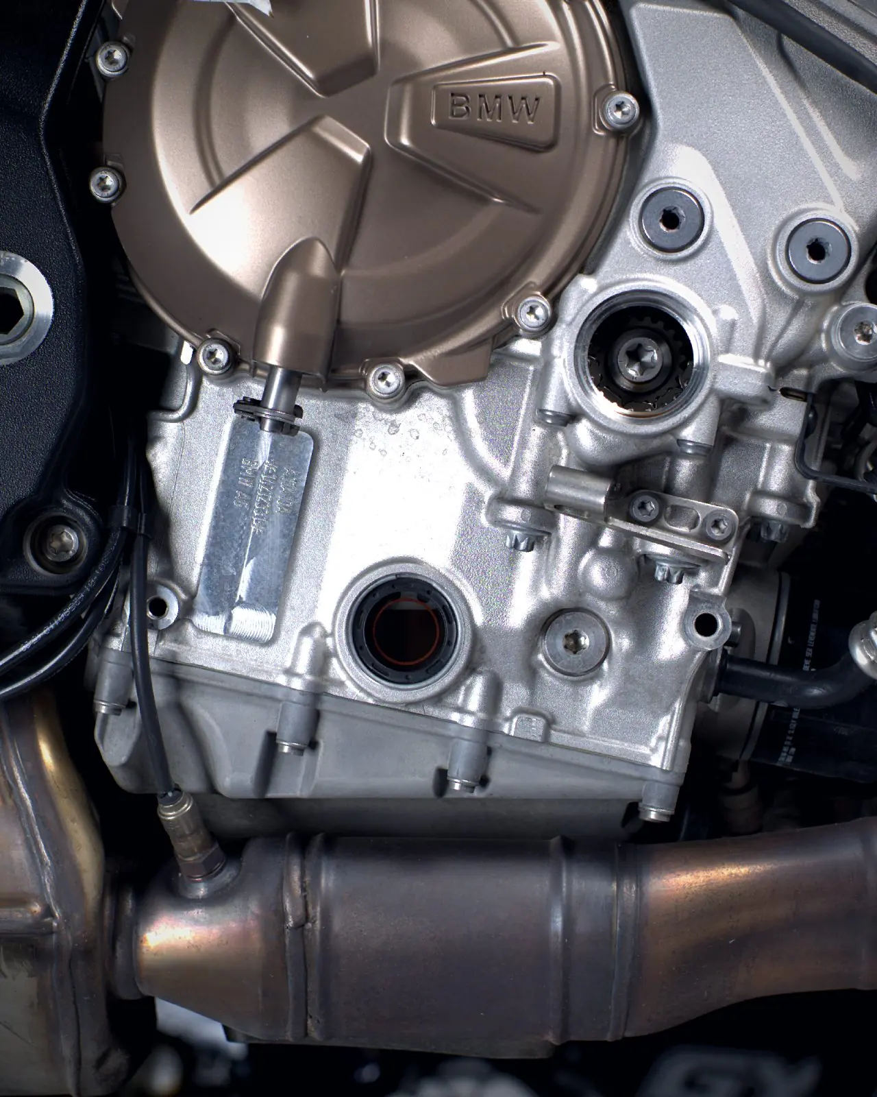Blocco motore BMW S 1000 R durante la lavorazione in officina SBH