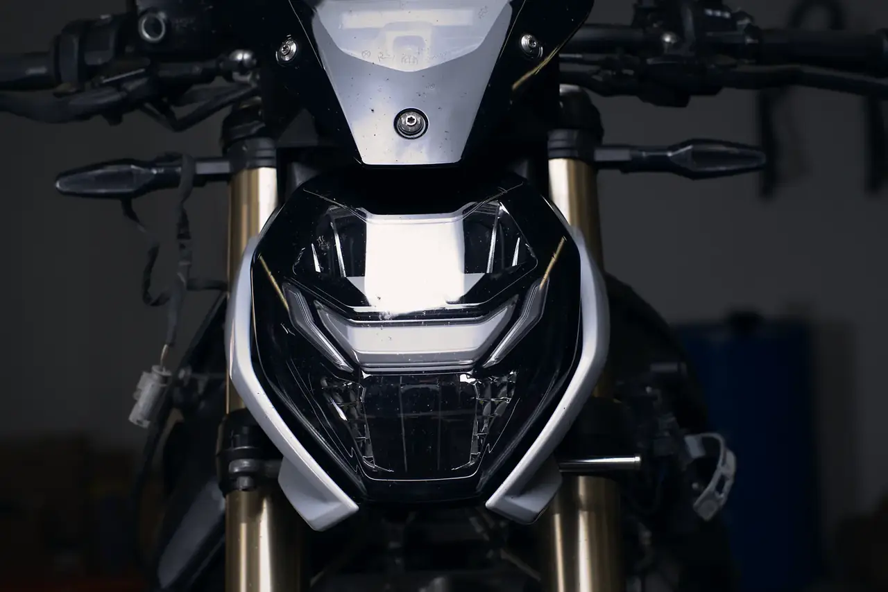 Vista frontale della BMW S 1000 R in officina