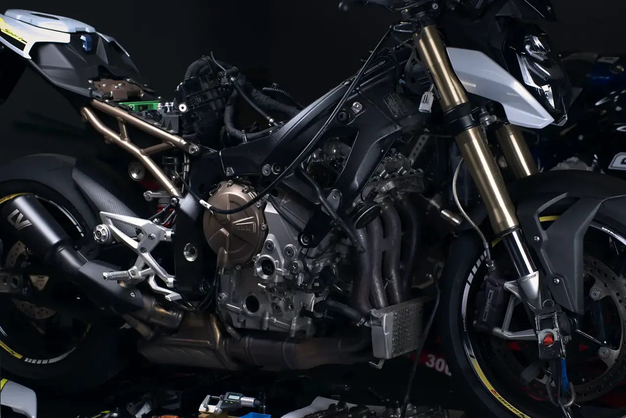 BMW S 1000 R con motore aperto durante l'intervento
