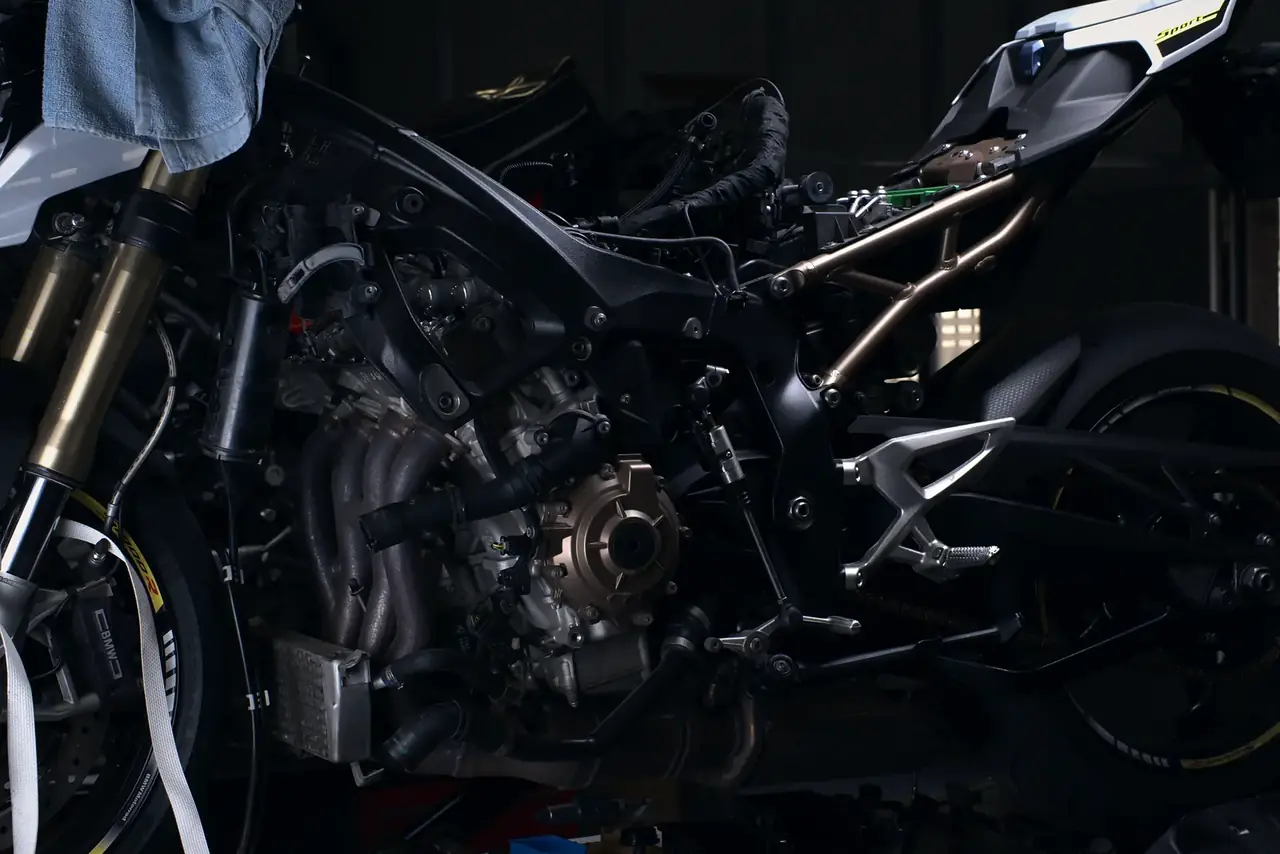 Vista laterale della BMW S 1000 R smontata