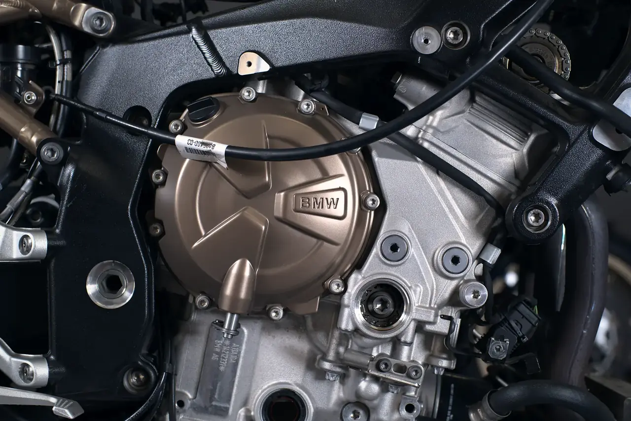 Dettaglio del motore quattro cilindri BMW S 1000 R