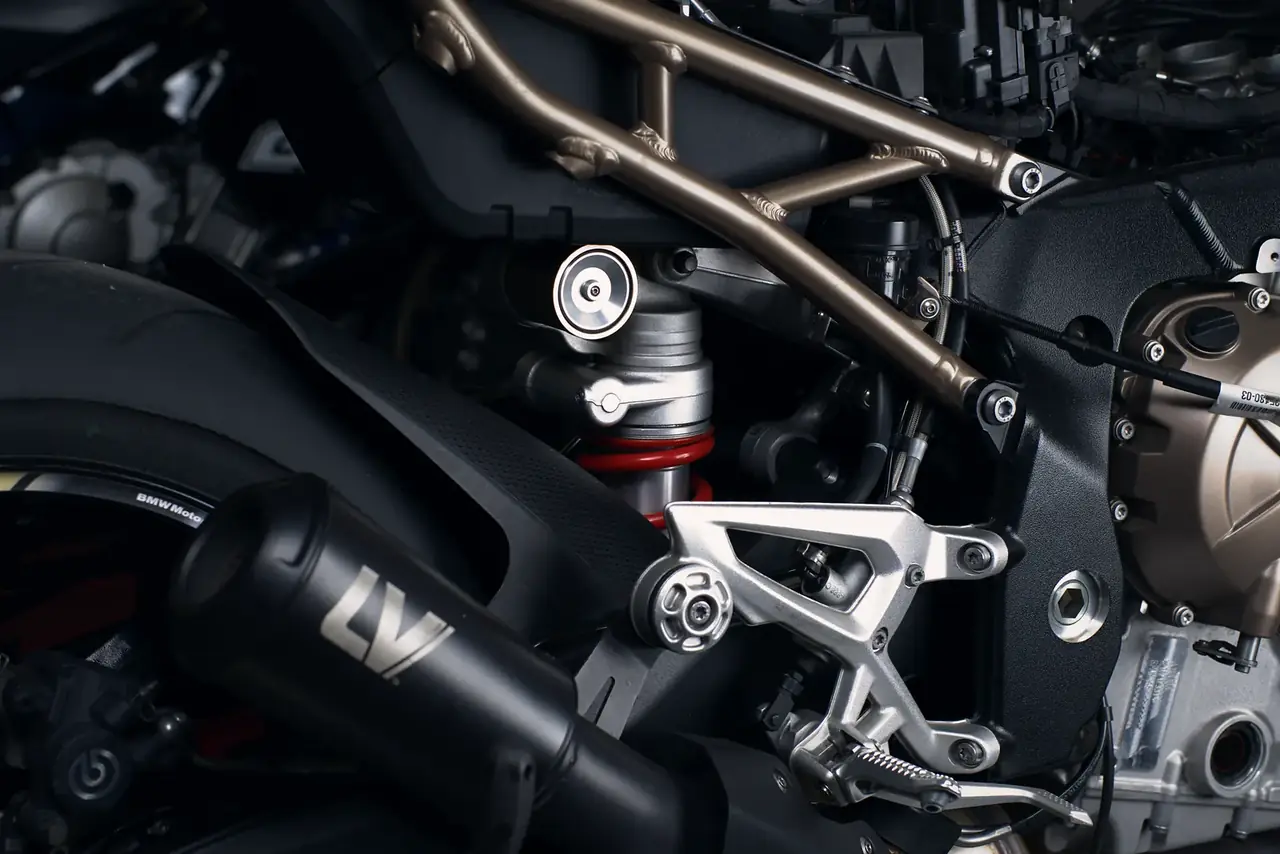 Dettaglio del retrotreno e della sospensione BMW S 1000 R