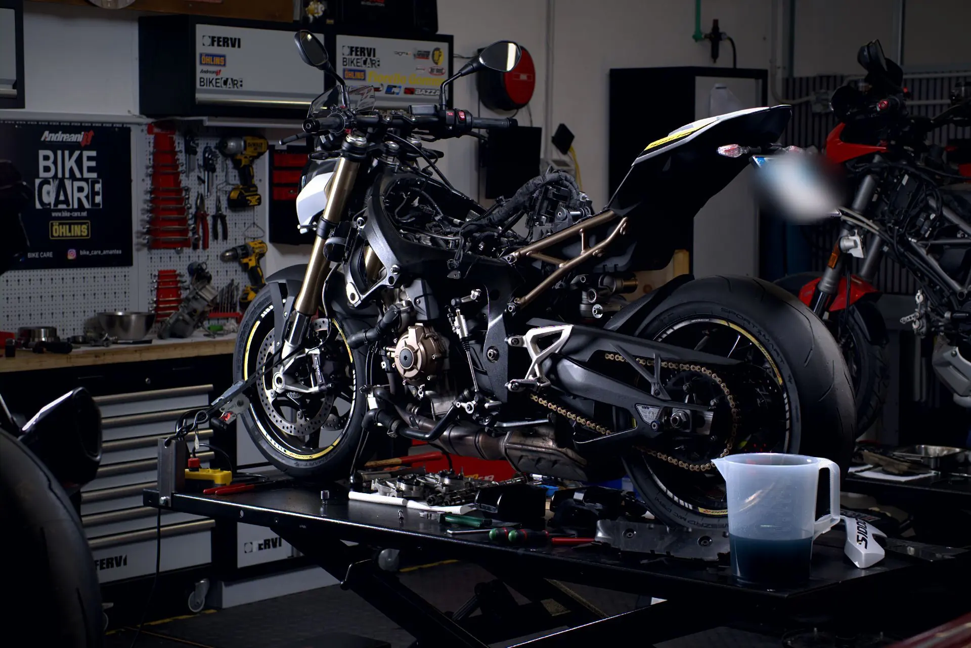 BMW S 1000 R sul banco di lavoro in officina SBH BikerHub