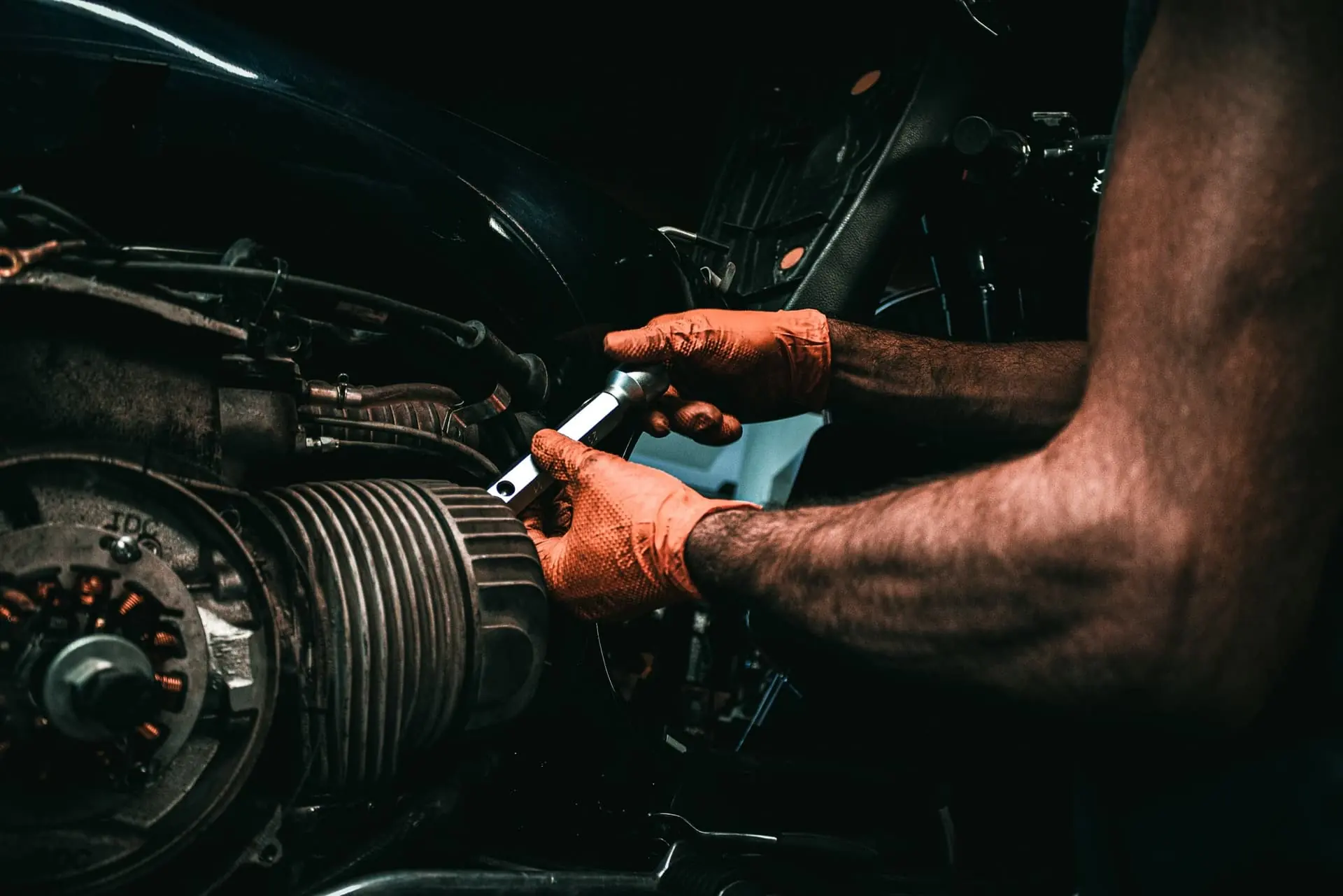 Intervento manuale su Vespa durante la messa a punto
