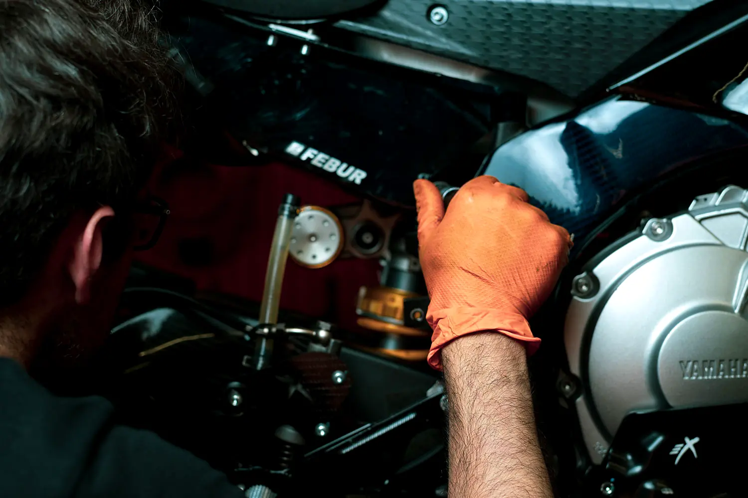 Accesso al mono Öhlins sulla Yamaha R1