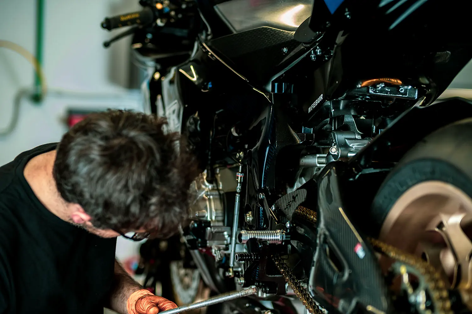 Smontaggio del monoammortizzatore Yamaha R1 in officina