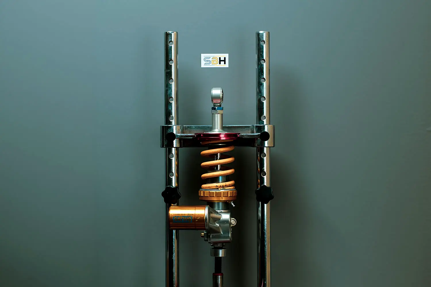 Mono Öhlins TTX 36 posizionato sul compressore molla