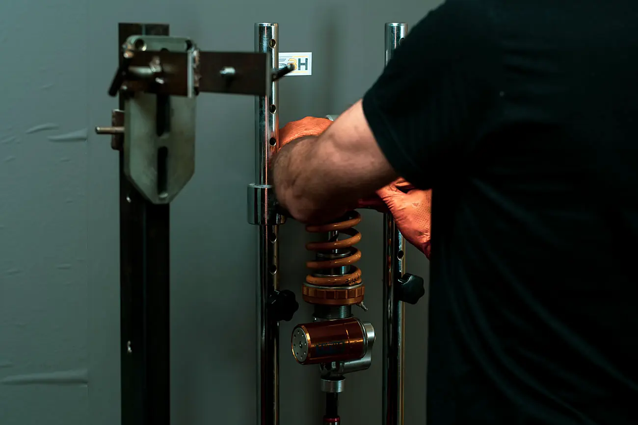 Compressione della molla del mono Öhlins TTX 36