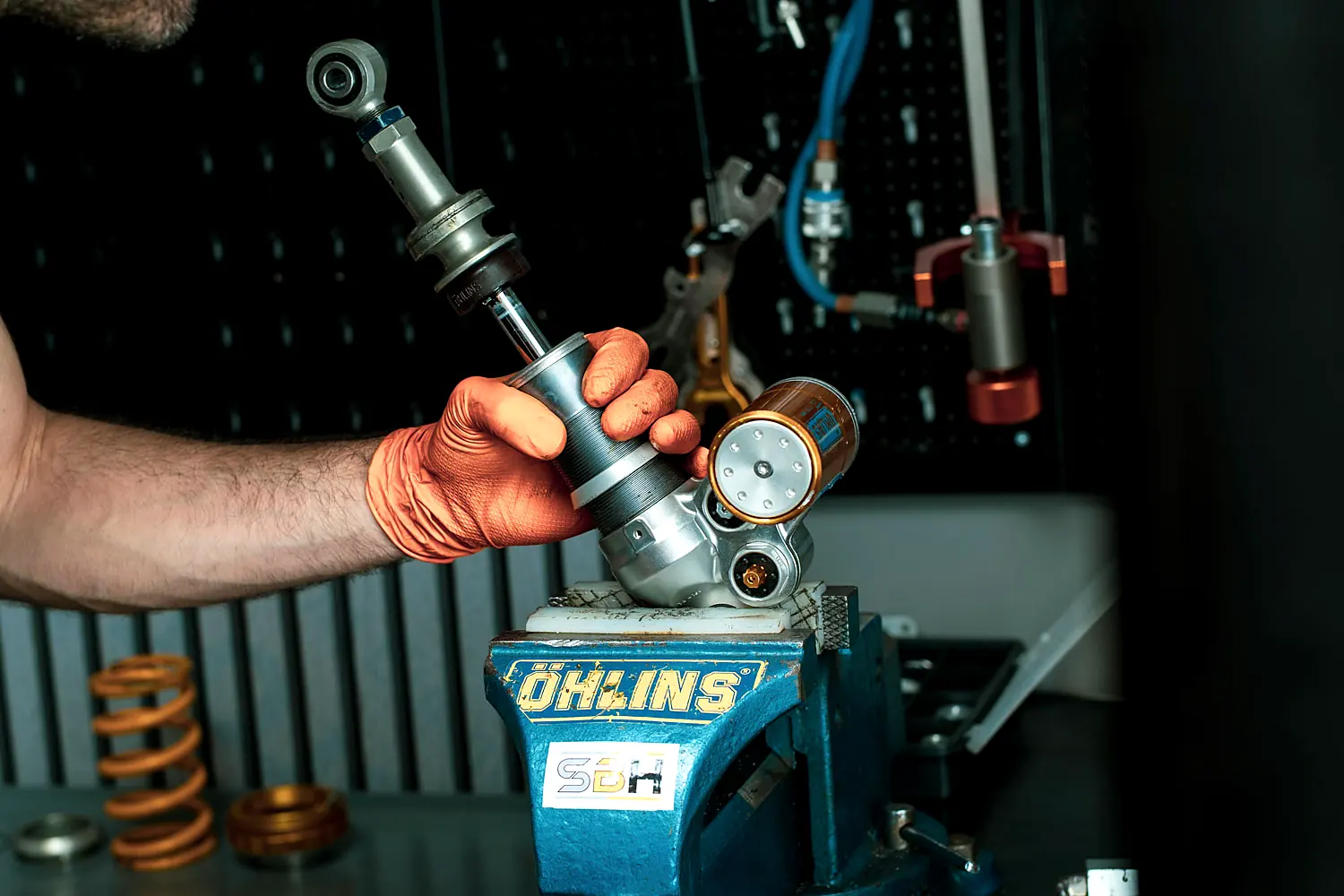 Corpo del mono Öhlins TTX 36 fissato in morsa
