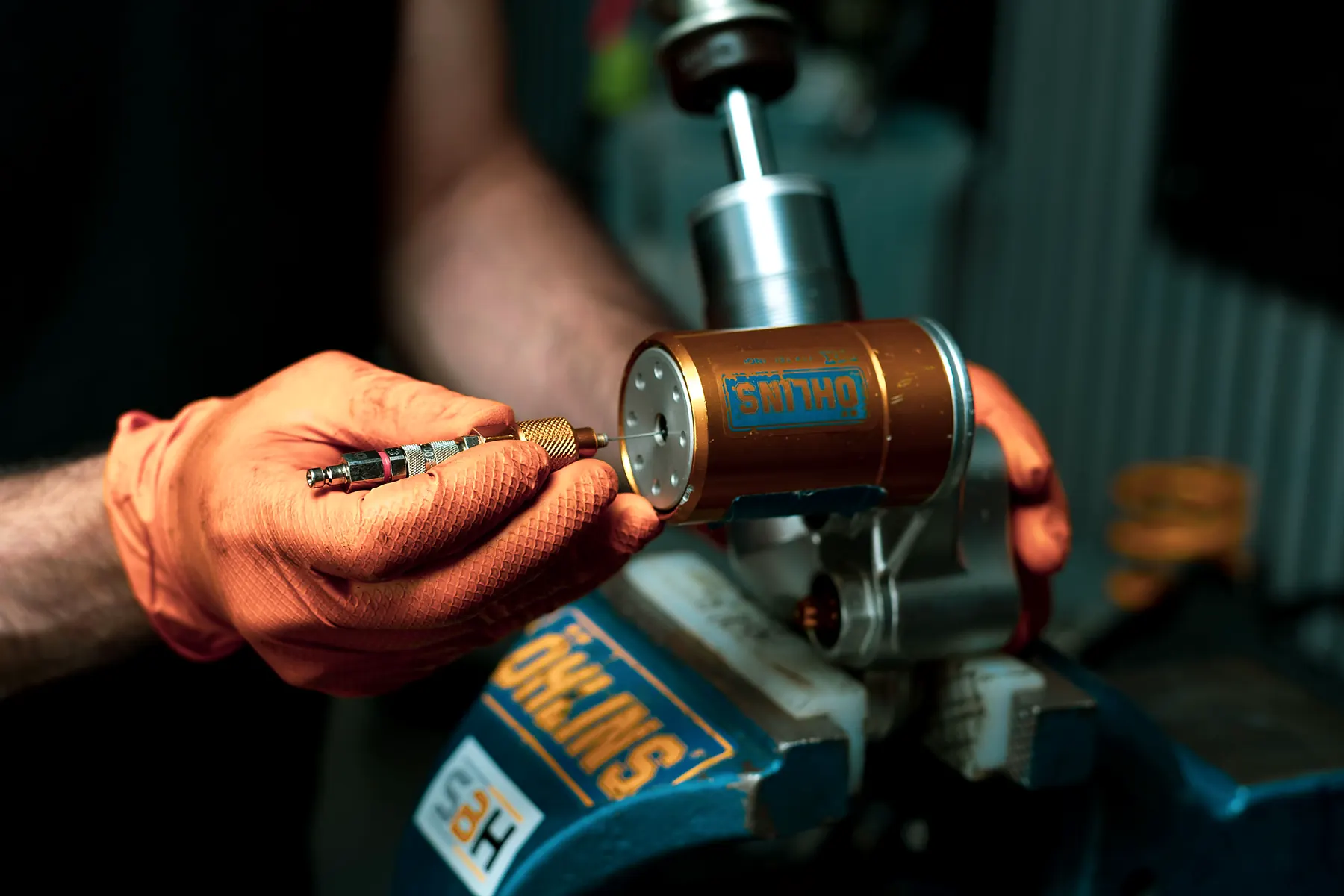 Ago per gestione carica azoto sul serbatoio Öhlins