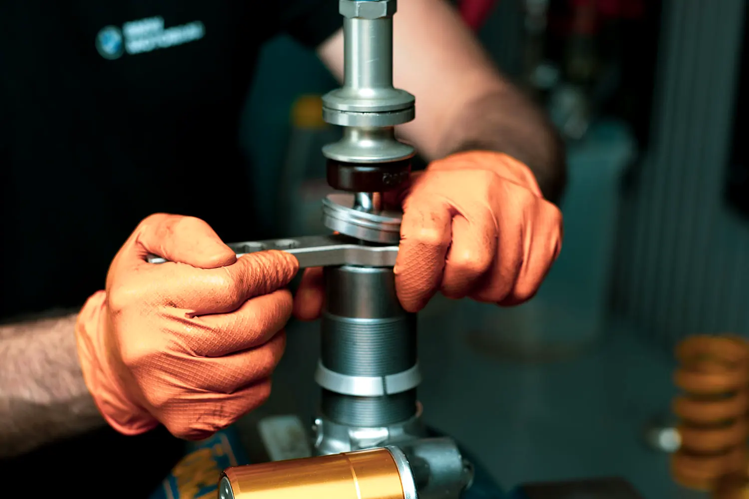 Smontaggio della ghiera del corpo mono Öhlins
