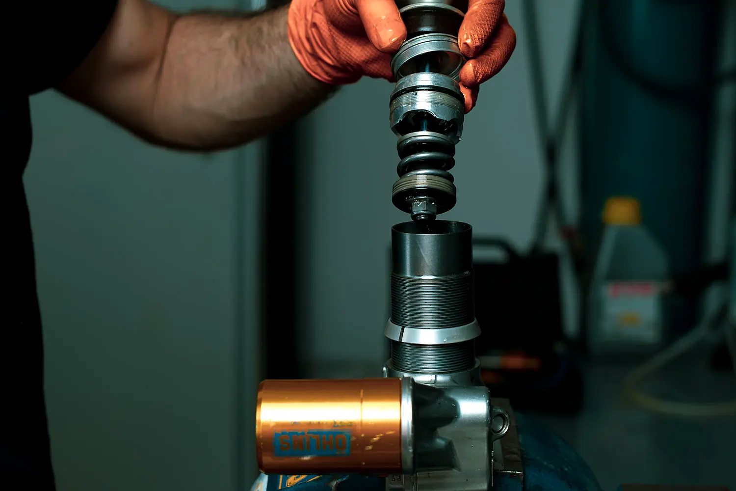 Estrazione del pistone separatore dal mono Öhlins TTX 36