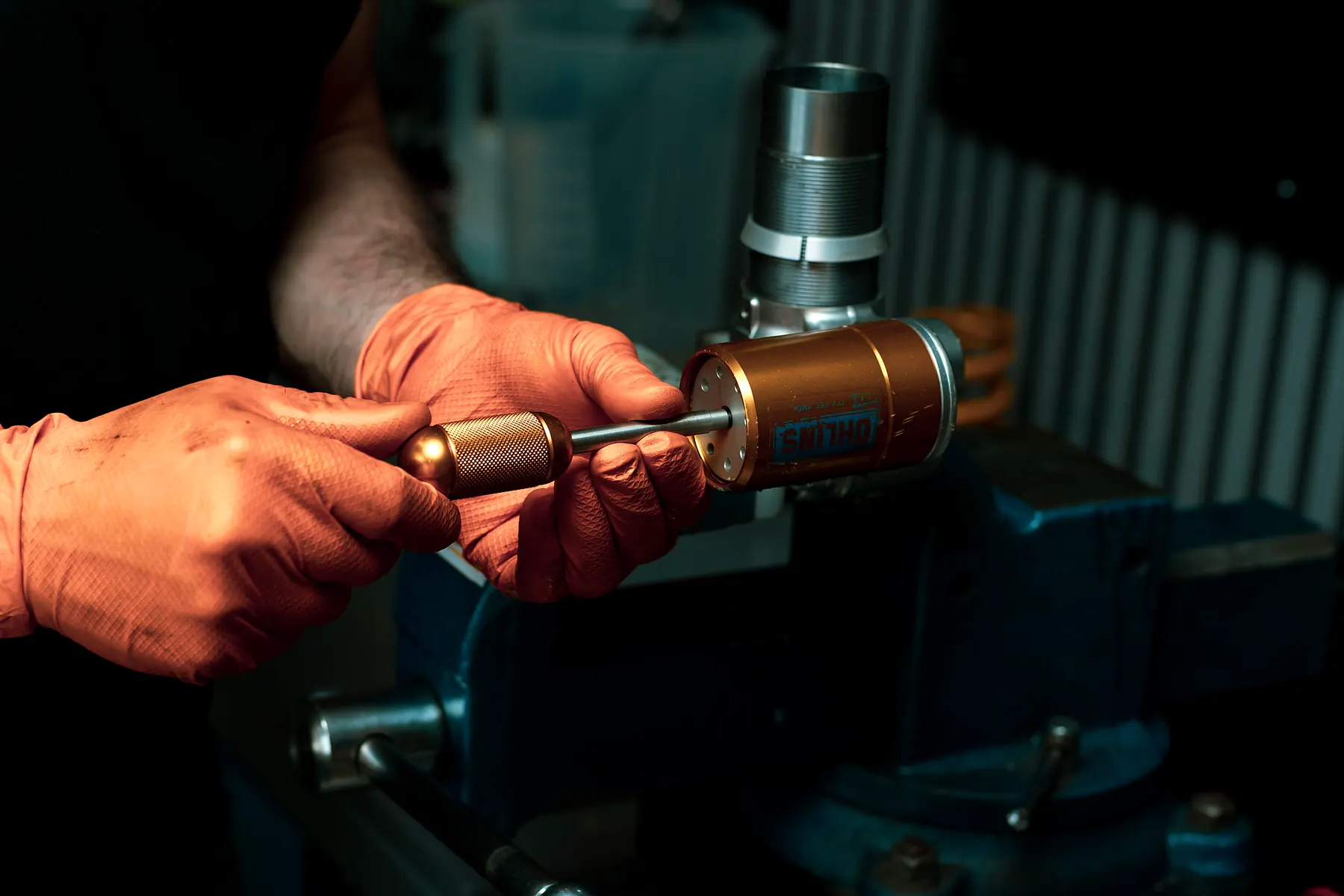 Smontaggio della tenuta dello stelo del mono Öhlins