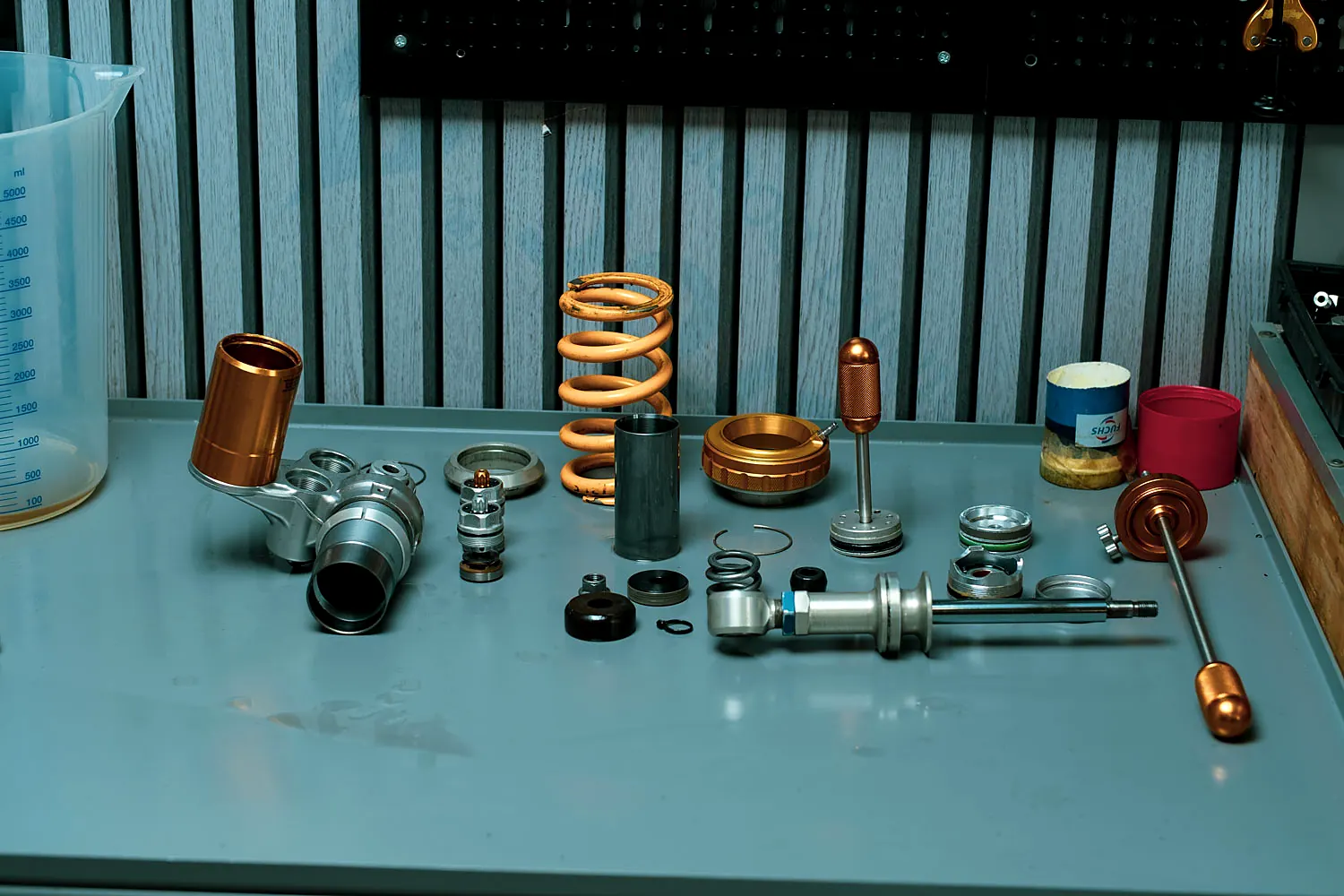 Componenti del mono Öhlins TTX 36 smontati e ordinati sul banco