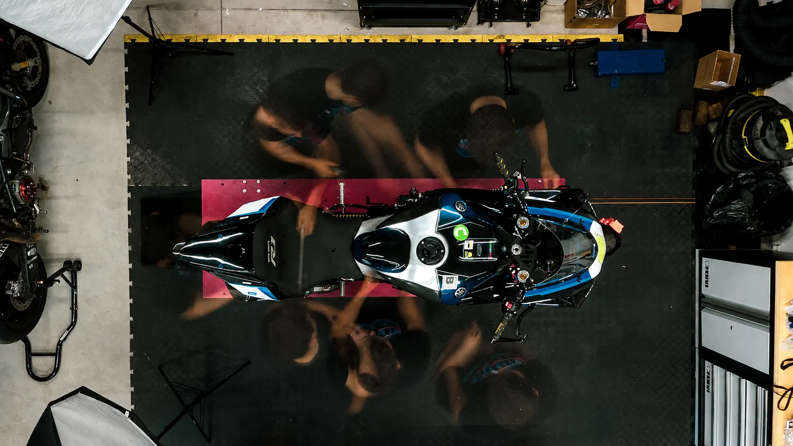 Yamaha R1 in officina SBH vista dall'alto durante il lavoro sulle sospensioni